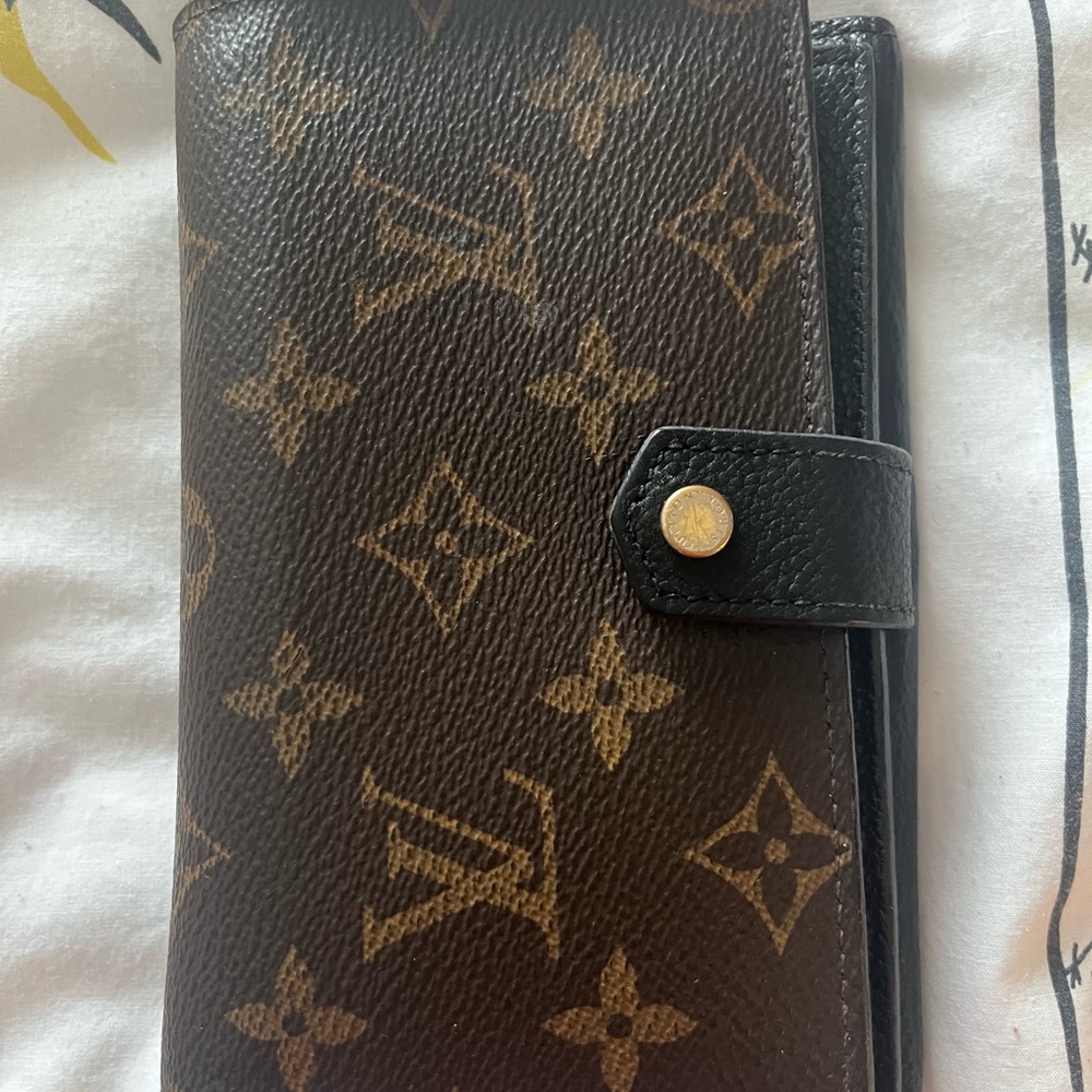Louis Vuitton Black and Brown Monogram Wallet
No inclusion!